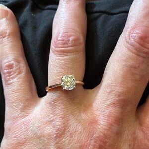 Elegant 10k Gold 1.5 ct Diamond Ring